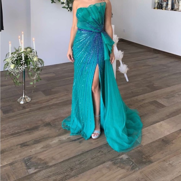 Maxi dress beautiful dress fit size 2-4 and 6 only worn 3 hours - Picture 3 of 5